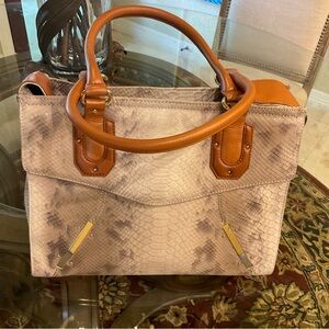 👏❤️AWESOMENESS!!!VINCE  CAMUTO SNAKE PRINT LEATHER PURSE